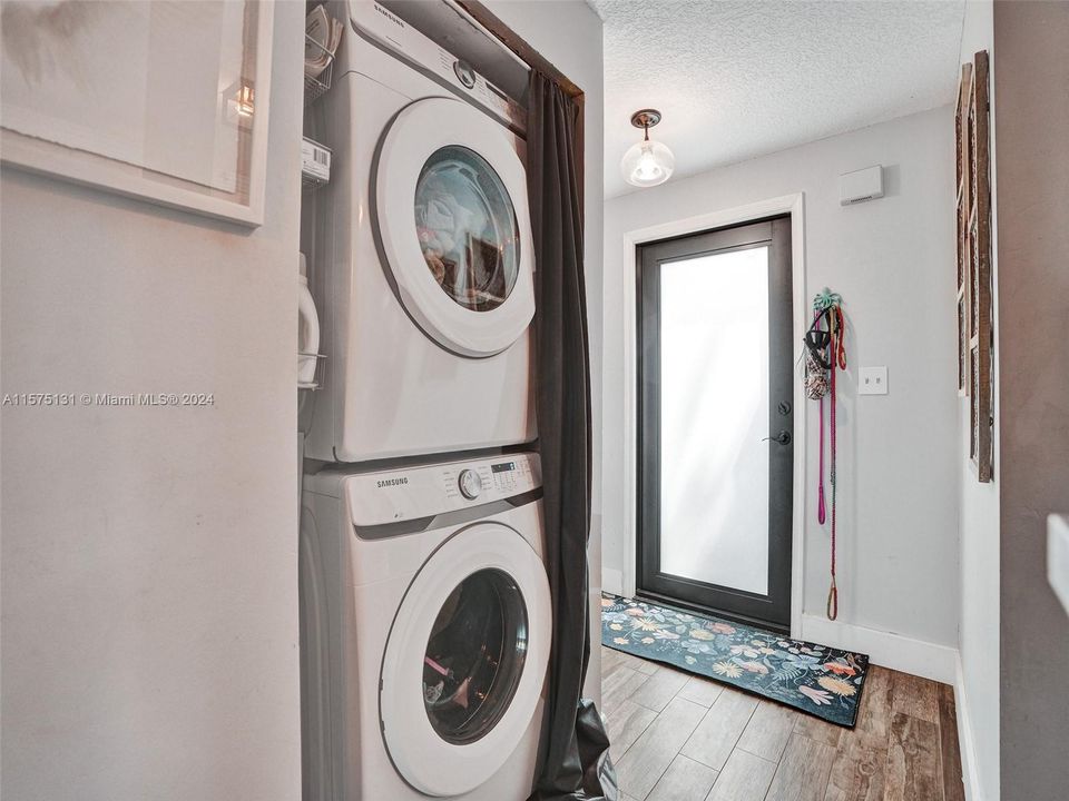 For Sale: $435,000 (2 beds, 2 baths, 1216 Square Feet)