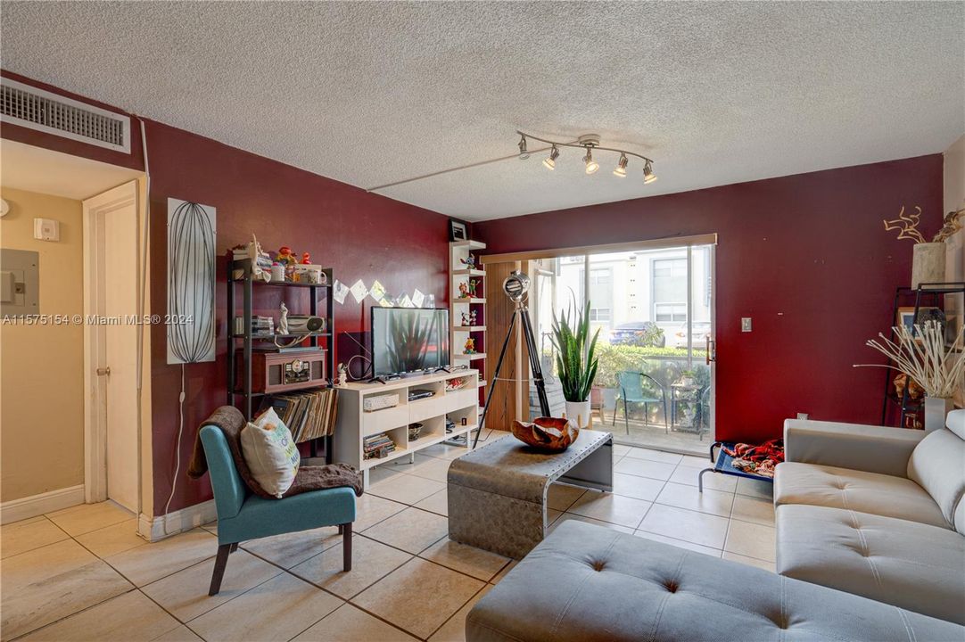 Active With Contract: $255,000 (1 beds, 1 baths, 670 Square Feet)