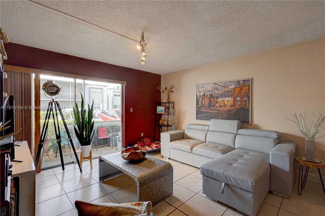 Active With Contract: $255,000 (1 beds, 1 baths, 670 Square Feet)