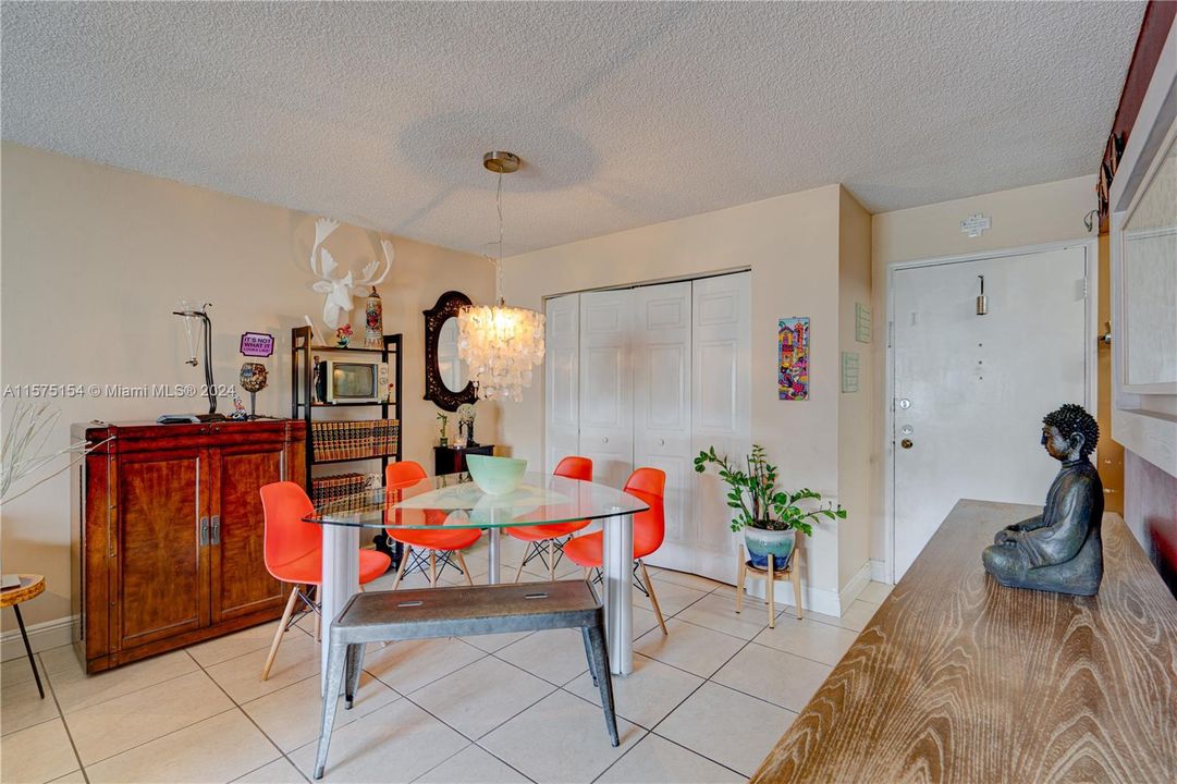 Active With Contract: $255,000 (1 beds, 1 baths, 670 Square Feet)