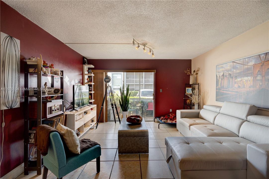 Active With Contract: $255,000 (1 beds, 1 baths, 670 Square Feet)