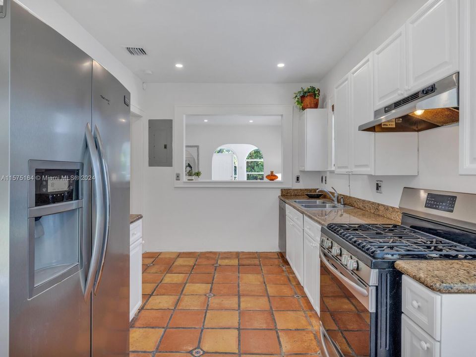 Active With Contract: $825,000 (3 beds, 2 baths, 1656 Square Feet)