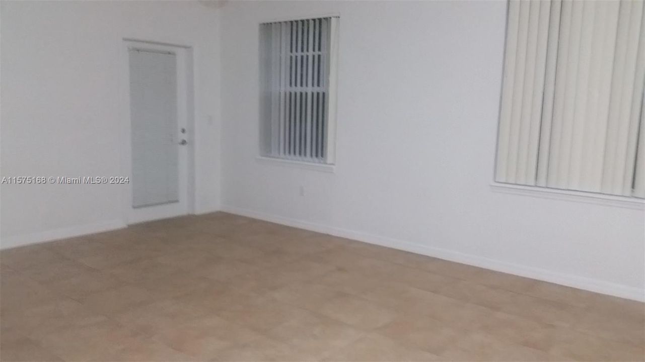 For Rent: $1,800 (1 beds, 1 baths, 716 Square Feet)