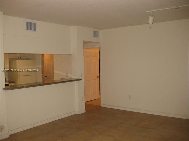 Active With Contract: $1,800 (1 beds, 1 baths, 716 Square Feet)