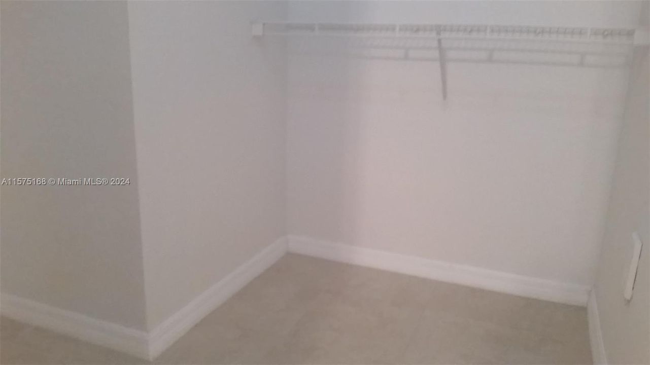 Active With Contract: $1,800 (1 beds, 1 baths, 716 Square Feet)