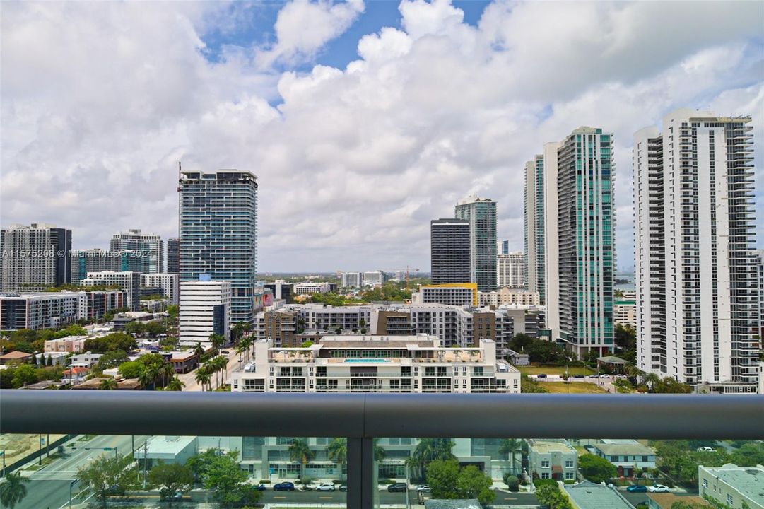 Active With Contract: $2,700 (1 beds, 1 baths, 693 Square Feet)