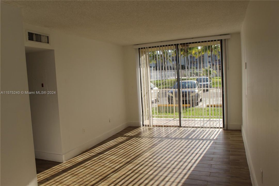 For Rent: $2,350 (2 beds, 2 baths, 870 Square Feet)