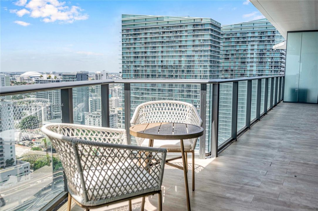 For Sale: $765,000 (2 beds, 2 baths, 961 Square Feet)