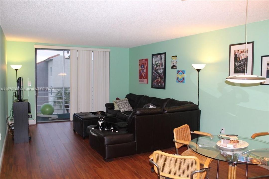 Active With Contract: $145,000 (1 beds, 1 baths, 830 Square Feet)