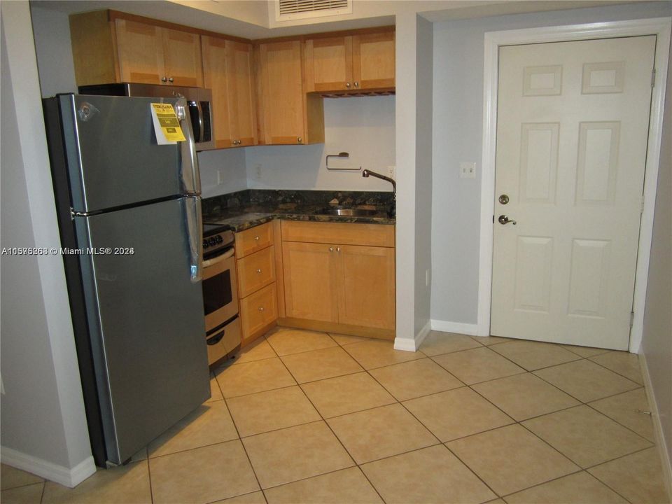 For Sale: $350,000 (1 beds, 1 baths, 601 Square Feet)