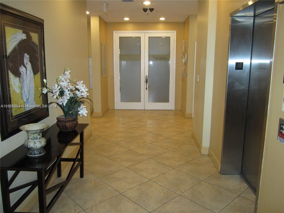 For Sale: $350,000 (1 beds, 1 baths, 601 Square Feet)