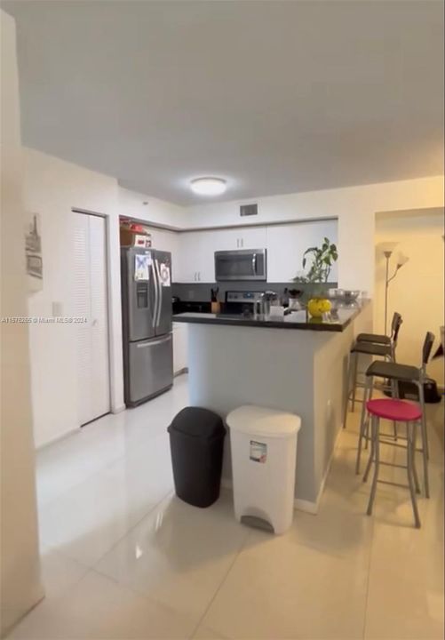 Active With Contract: $2,300 (2 beds, 2 baths, 966 Square Feet)