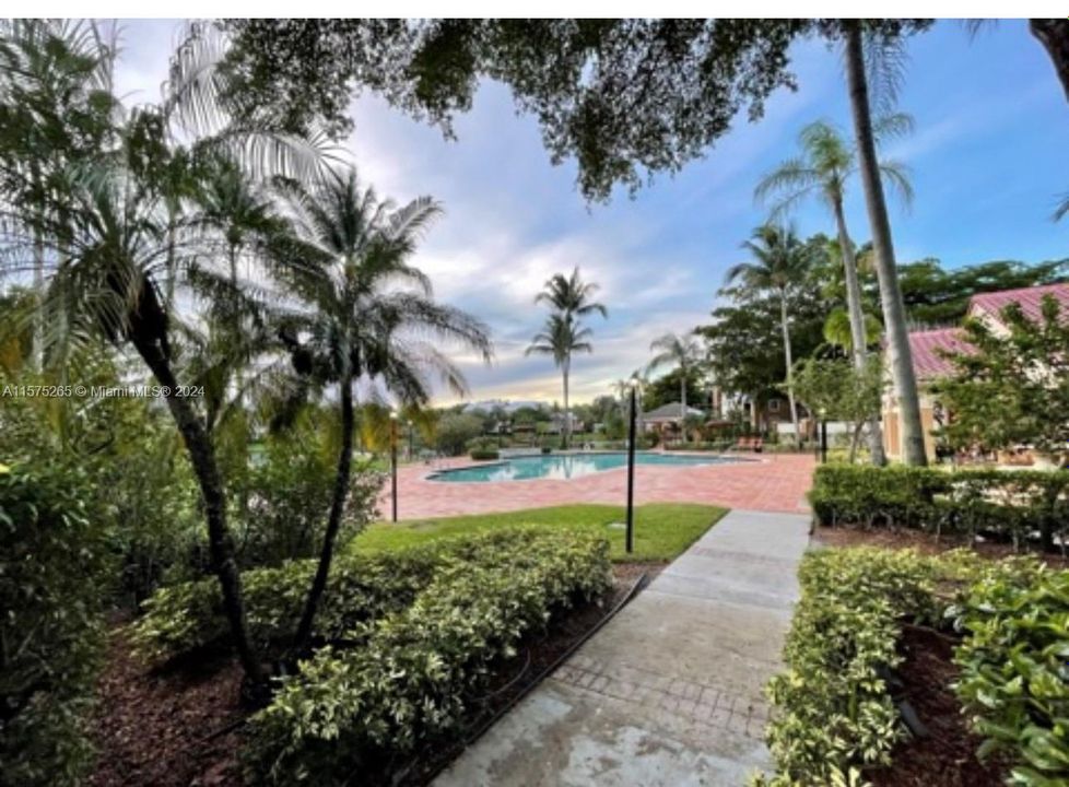 Active With Contract: $2,300 (2 beds, 2 baths, 966 Square Feet)