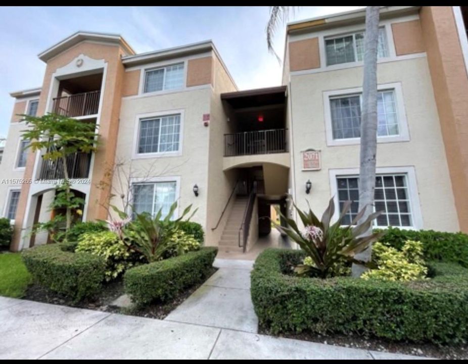 Active With Contract: $2,300 (2 beds, 2 baths, 966 Square Feet)