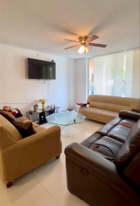 Active With Contract: $2,300 (2 beds, 2 baths, 966 Square Feet)