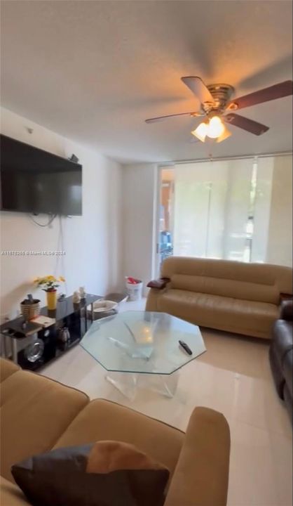 Active With Contract: $2,300 (2 beds, 2 baths, 966 Square Feet)