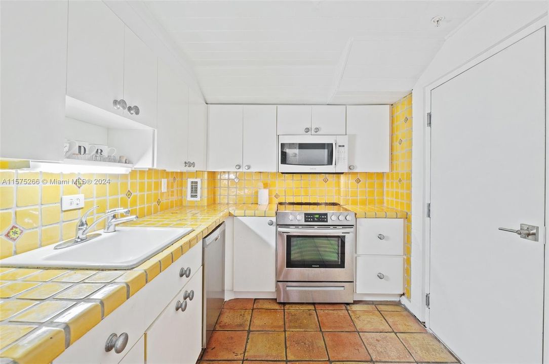 For Rent: $3,900 (2 beds, 2 baths, 1373 Square Feet)