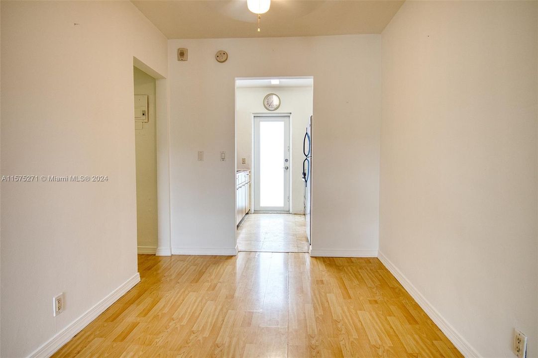 Active With Contract: $1,600 (0 beds, 1 baths, 500 Square Feet)