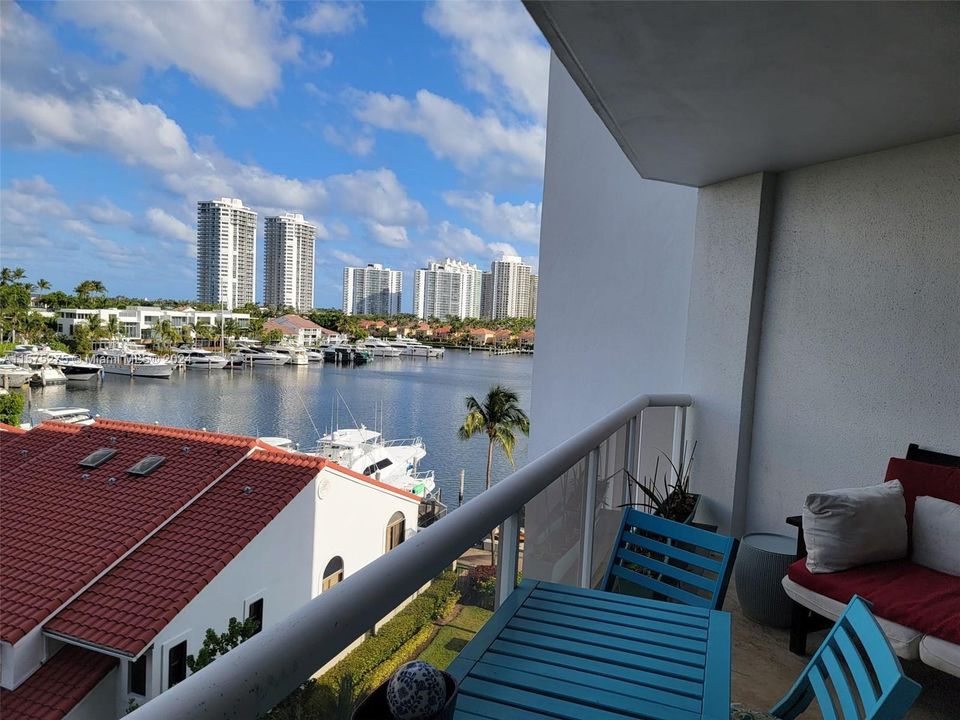 For Sale: $480,000 (2 beds, 2 baths, 1187 Square Feet)