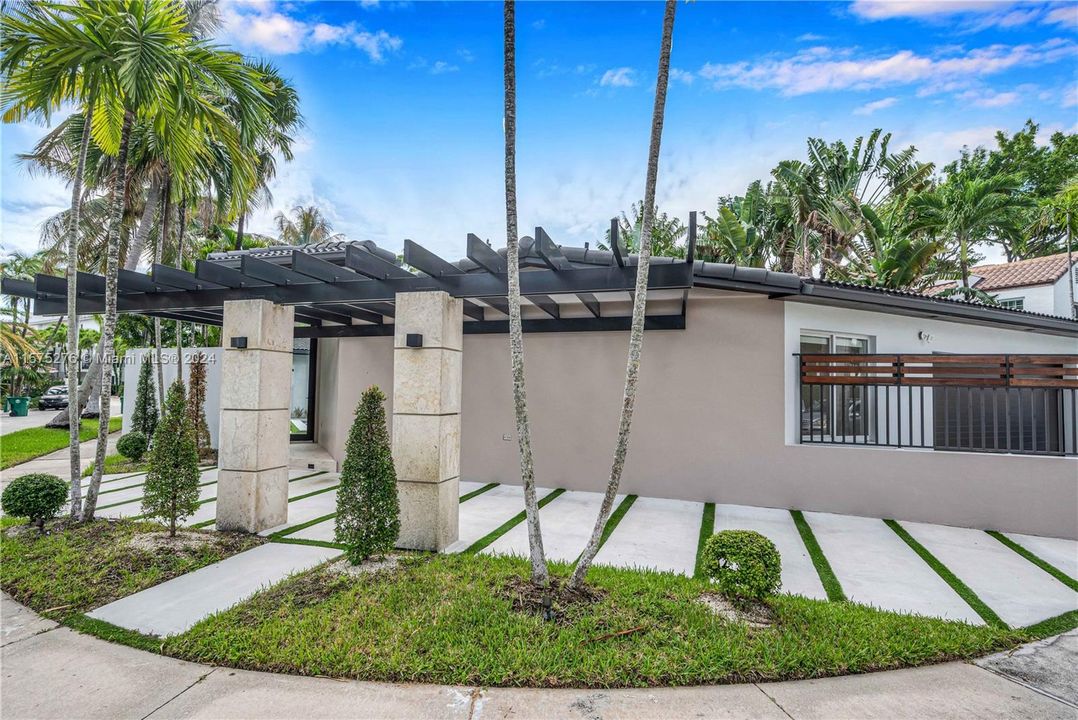 For Sale: $3,400,000 (4 beds, 4 baths, 2186 Square Feet)