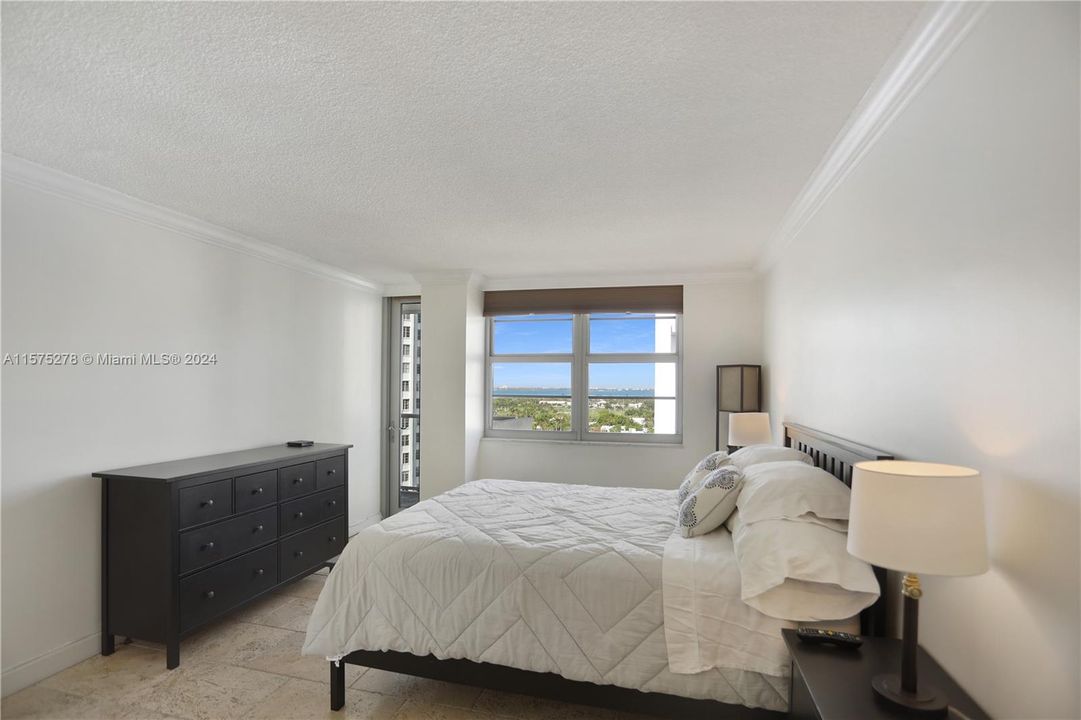 For Sale: $490,000 (1 beds, 2 baths, 824 Square Feet)
