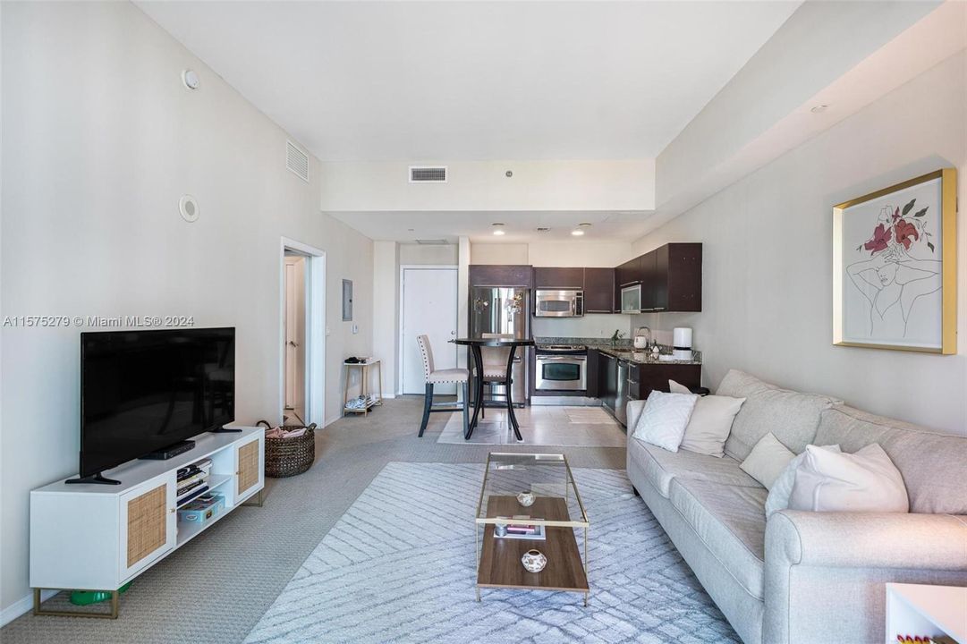 For Sale: $495,000 (1 beds, 1 baths, 639 Square Feet)