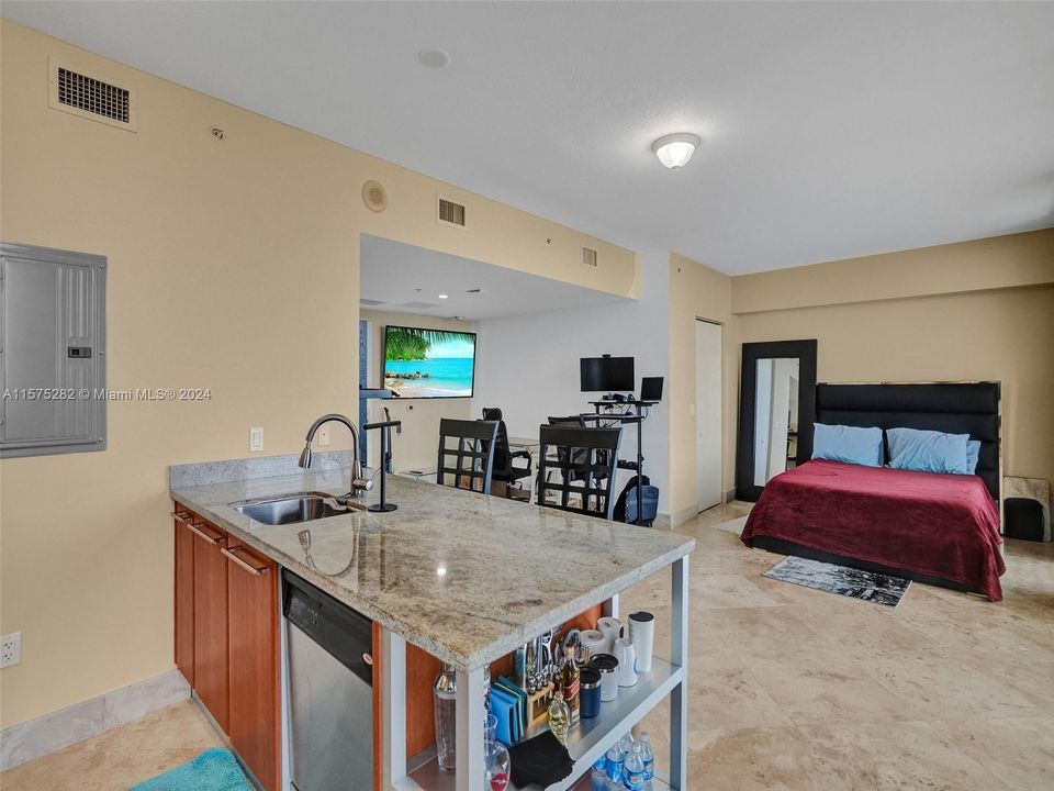 For Sale: $341,000 (0 beds, 1 baths, 580 Square Feet)