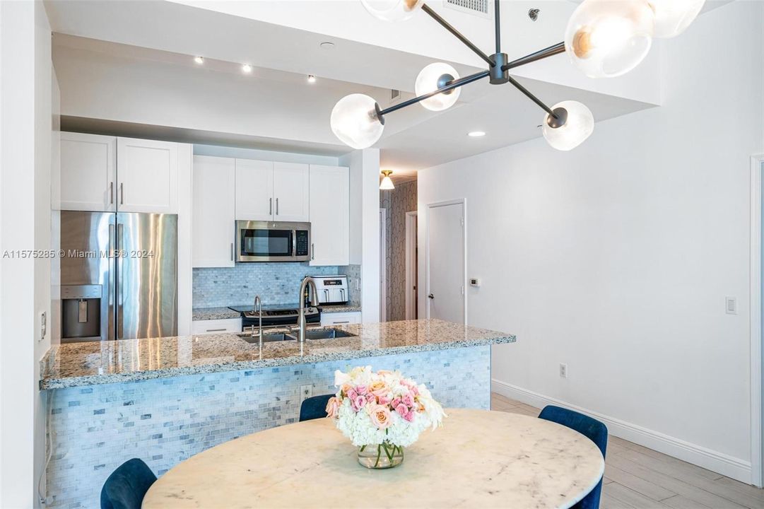 For Sale: $835,000 (2 beds, 2 baths, 1289 Square Feet)