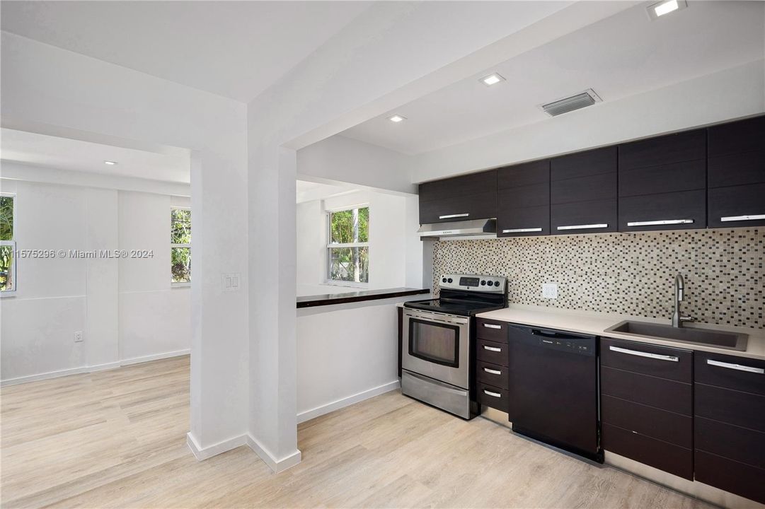 Active With Contract: $1,050,000 (4 beds, 3 baths, 1084 Square Feet)