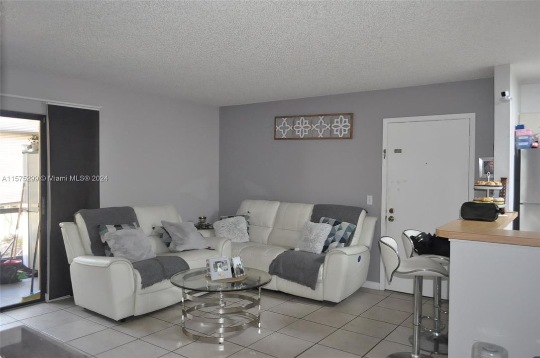 For Sale: $315,000 (2 beds, 1 baths, 870 Square Feet)