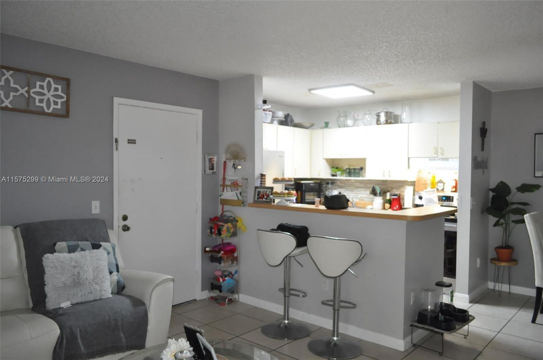 For Sale: $315,000 (2 beds, 1 baths, 870 Square Feet)