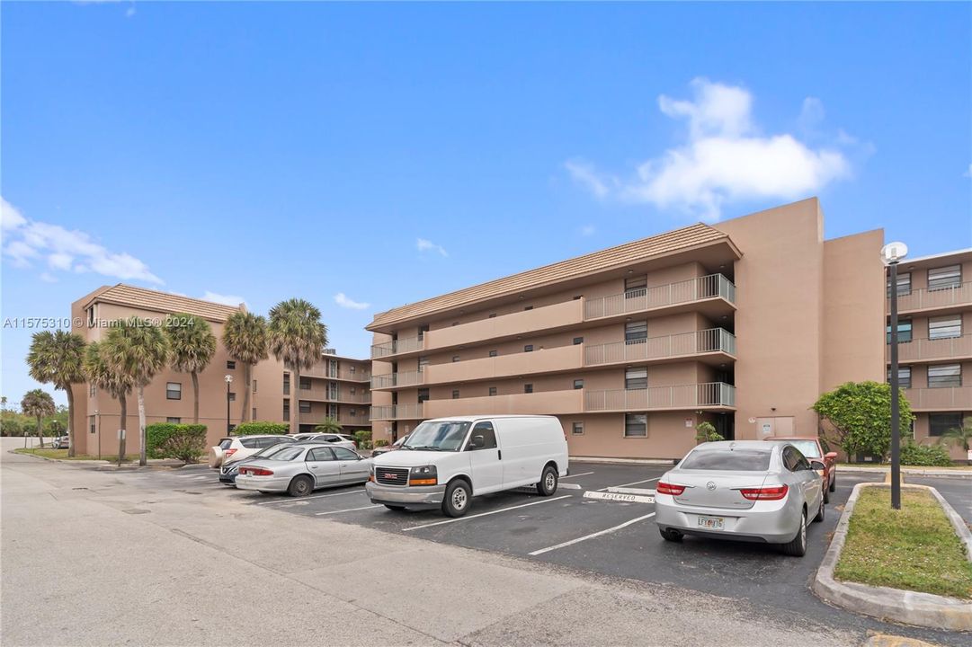 Active With Contract: $275,000 (2 beds, 2 baths, 1170 Square Feet)