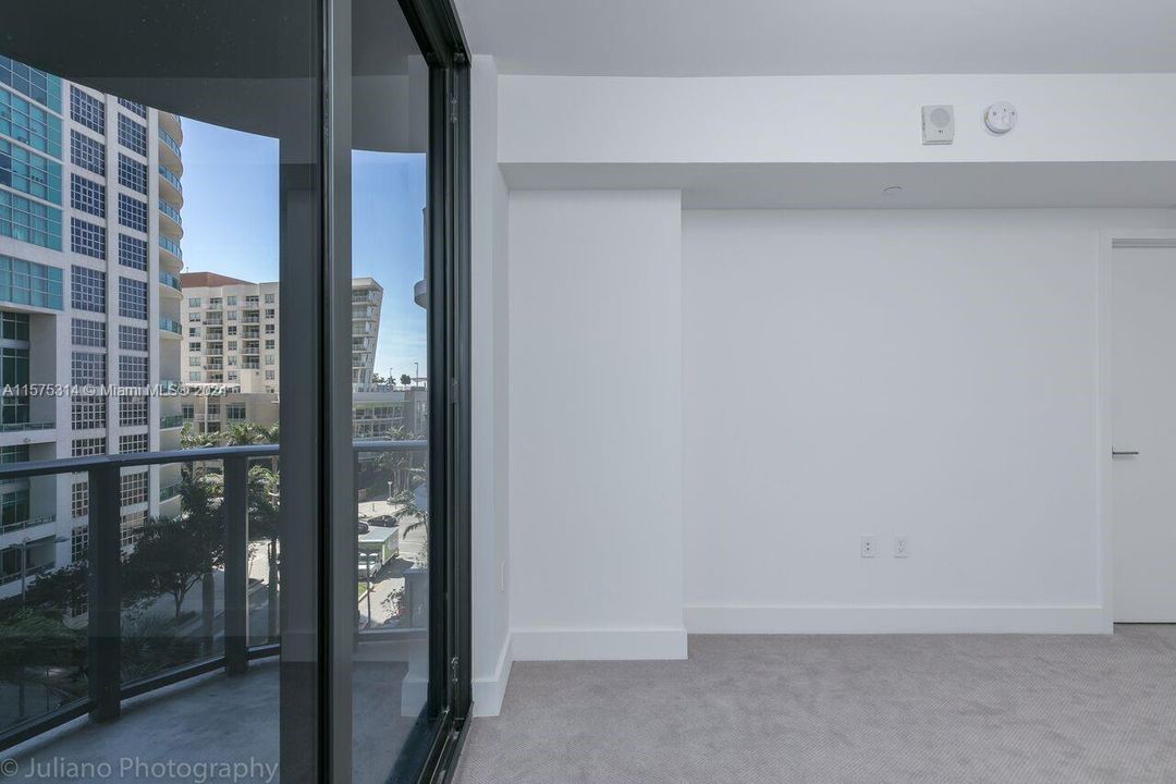 For Sale: $480,000 (1 beds, 1 baths, 607 Square Feet)