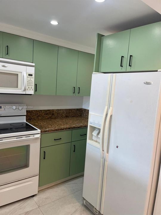 For Rent: $2,500 (2 beds, 2 baths, 907 Square Feet)