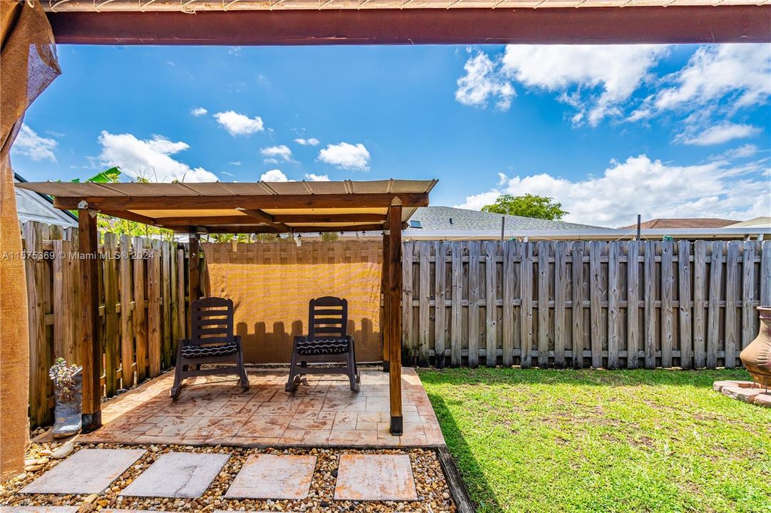 YARD WITH ADDITIONAL COVERED PERGOLA THAT STAYS