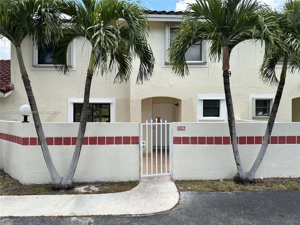 Active With Contract: $2,750 (3 beds, 2 baths, 1423 Square Feet)