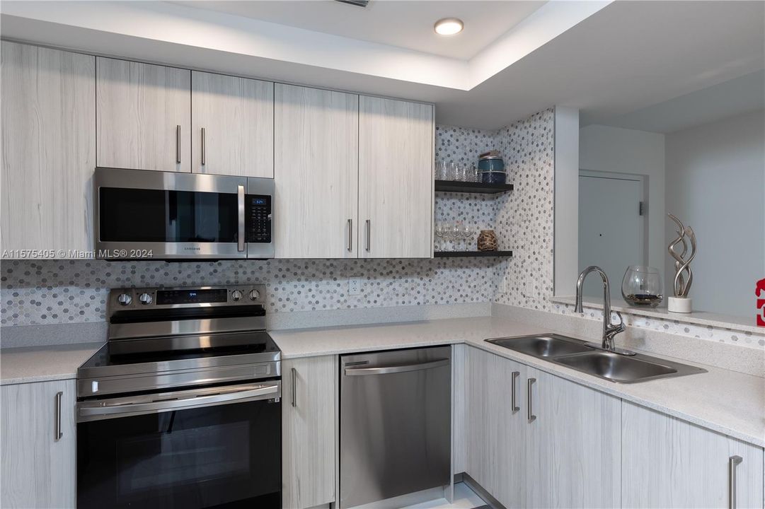 For Sale: $375,000 (1 beds, 1 baths, 838 Square Feet)