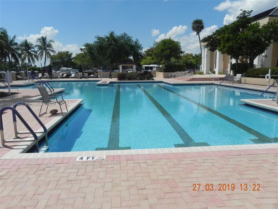 KINGS POINT HEATED OUTDOOR POOL