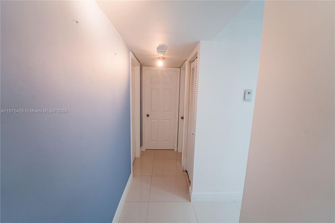 For Sale: $300,000 (2 beds, 2 baths, 1024 Square Feet)