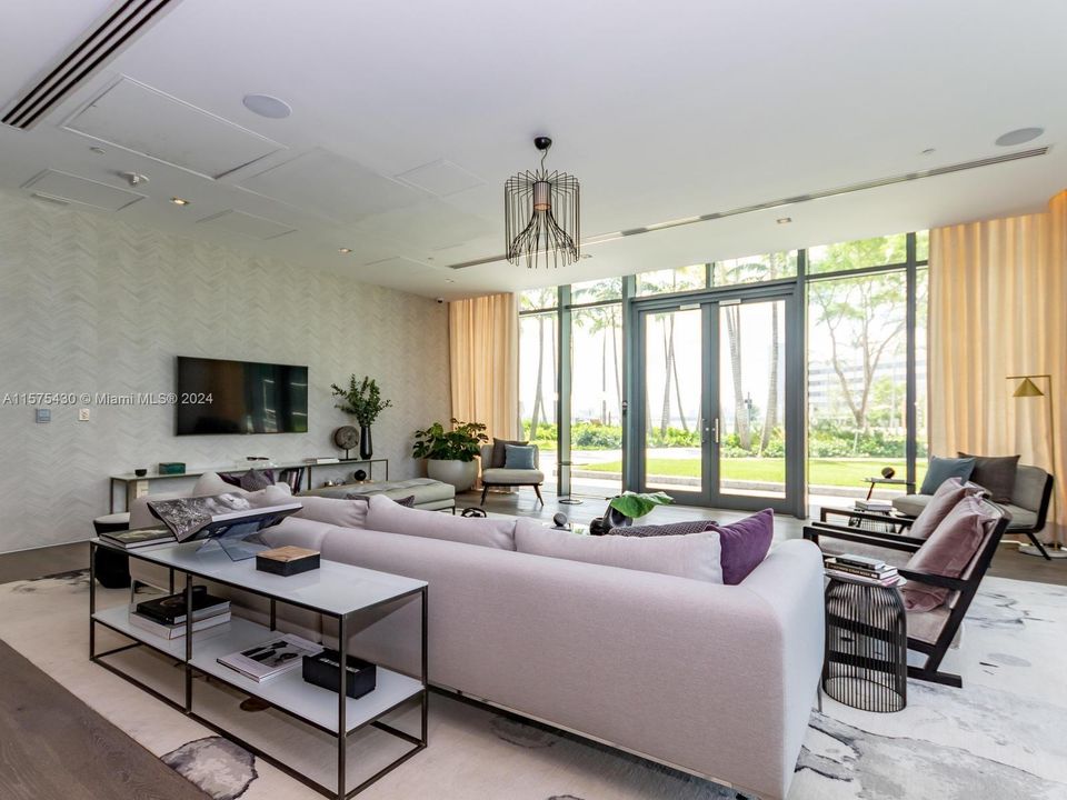 For Sale: $879,000 (1 beds, 2 baths, 1055 Square Feet)