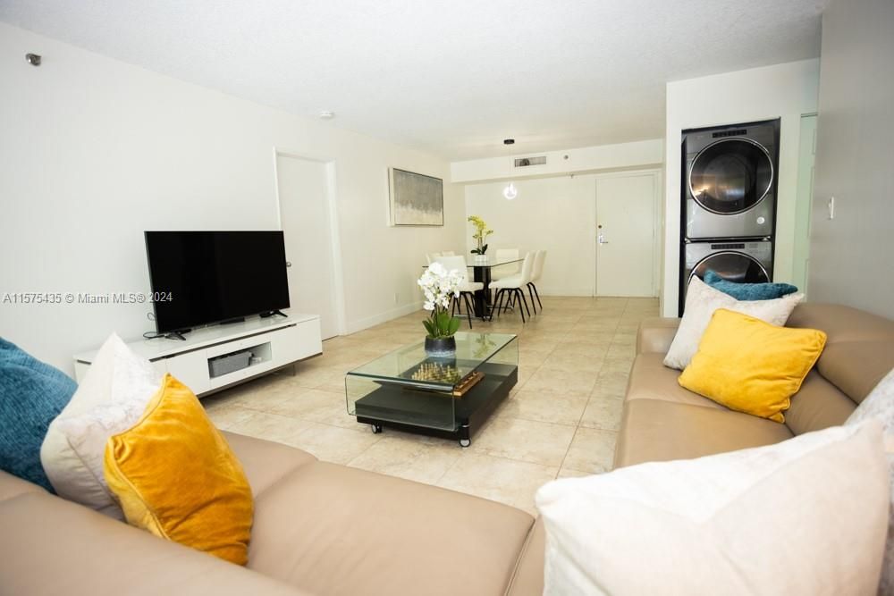 For Sale: $425,000 (2 beds, 2 baths, 1062 Square Feet)