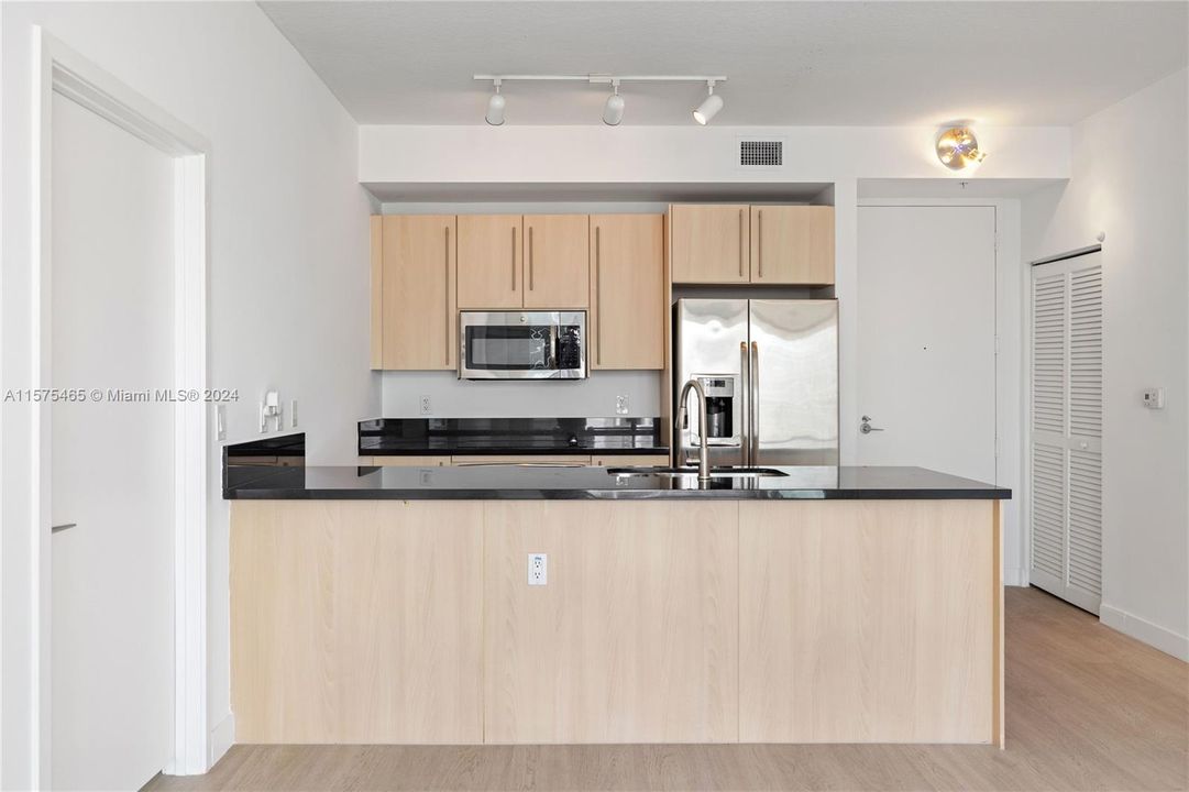 For Rent: $3,899 (2 beds, 2 baths, 1013 Square Feet)