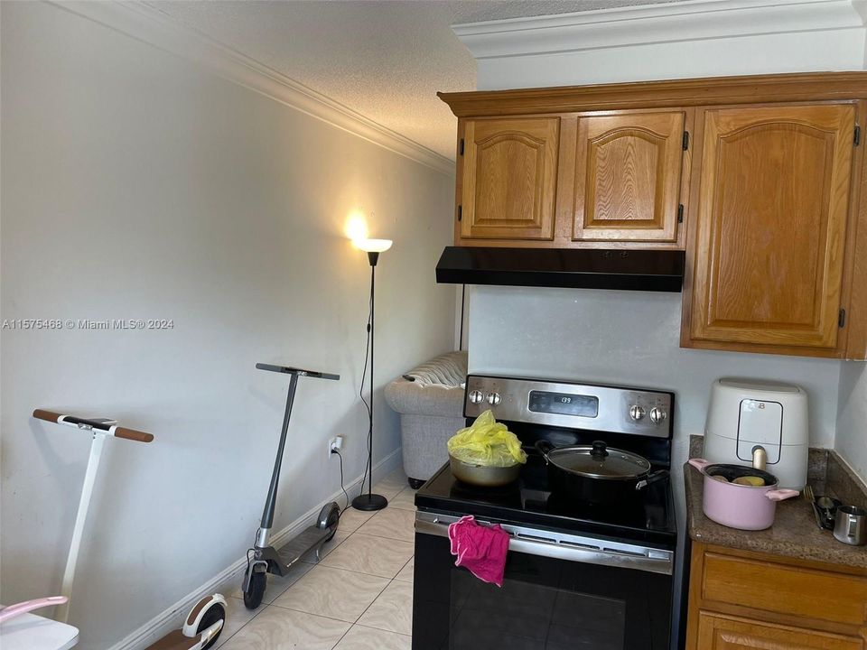 For Sale: $240,000 (2 beds, 1 baths, 643 Square Feet)