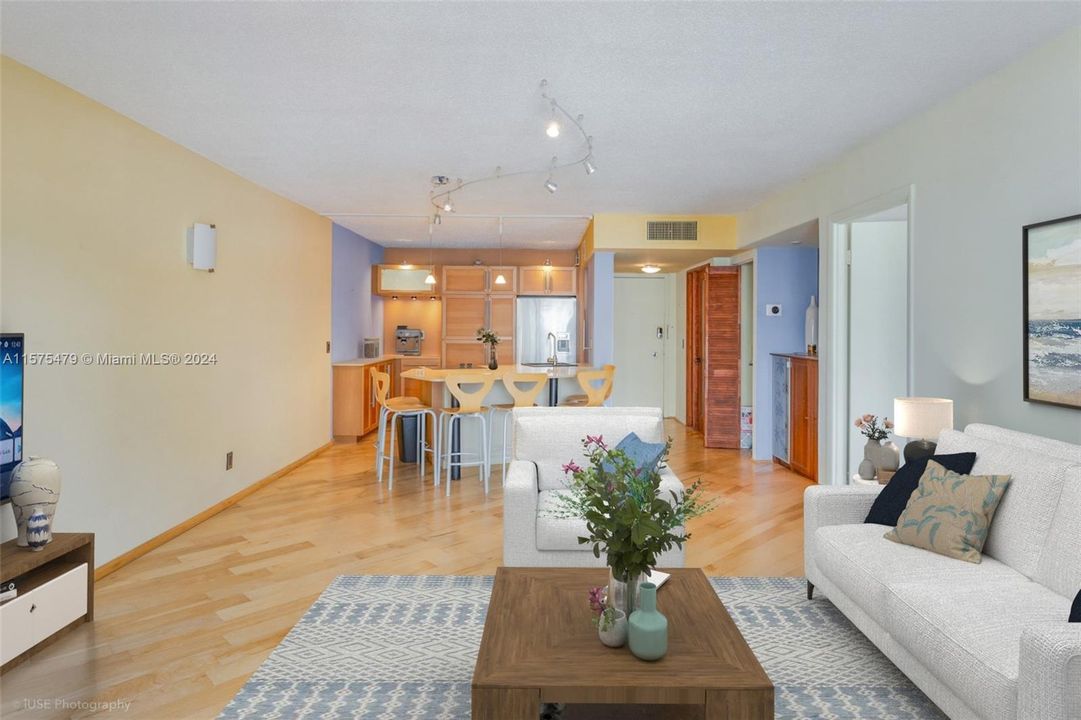 For Sale: $349,500 (1 beds, 1 baths, 787 Square Feet)