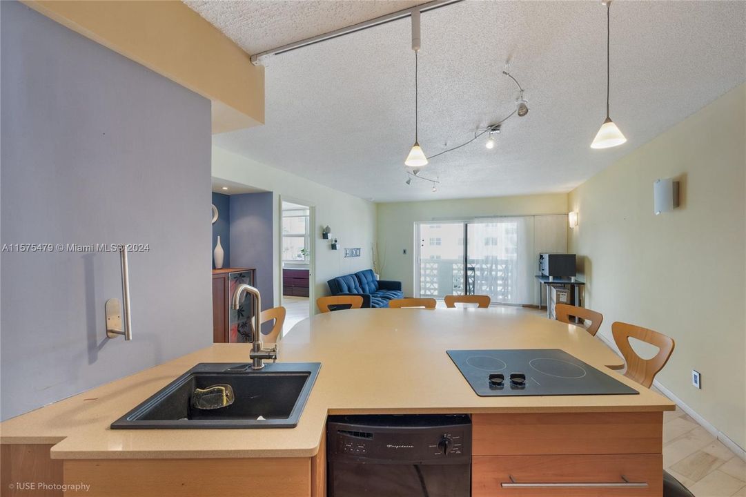For Sale: $349,500 (1 beds, 1 baths, 787 Square Feet)