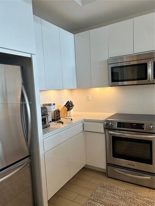 Active With Contract: $4,100 (2 beds, 2 baths, 1500 Square Feet)