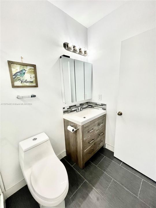 Active With Contract: $3,100 (3 beds, 2 baths, 1470 Square Feet)