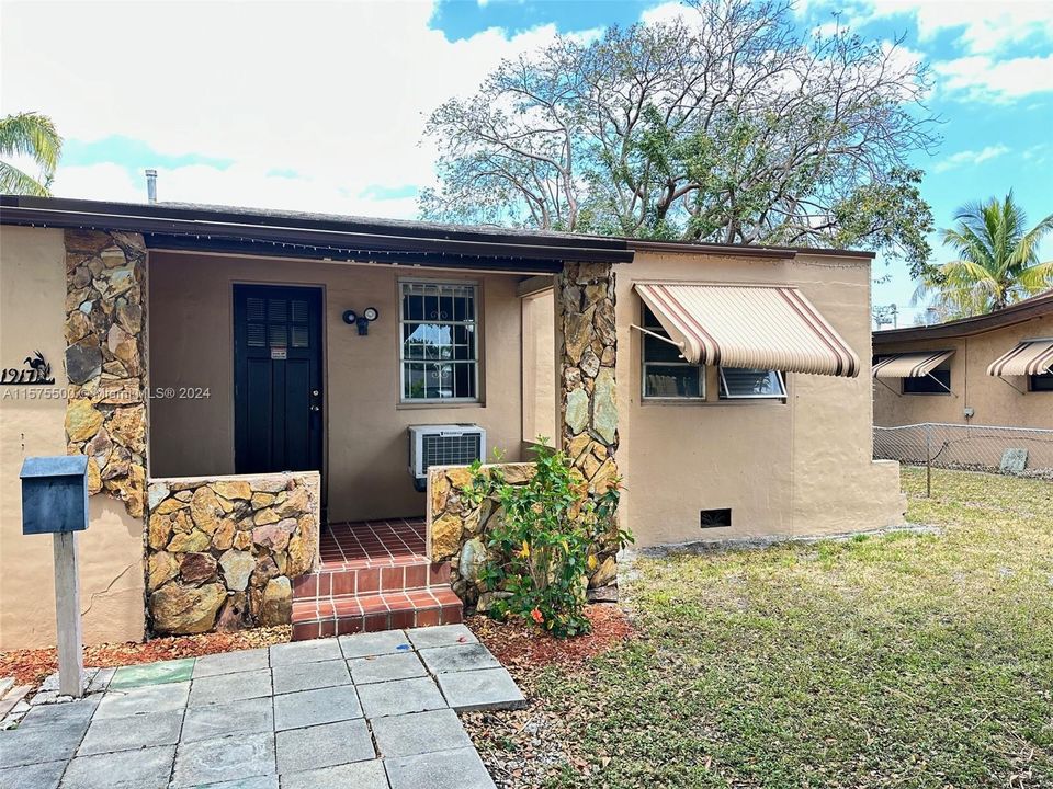 Active With Contract: $1,800 (2 beds, 1 baths, 2038 Square Feet)