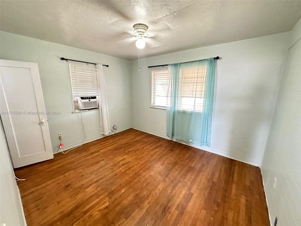 Active With Contract: $1,800 (2 beds, 1 baths, 2038 Square Feet)