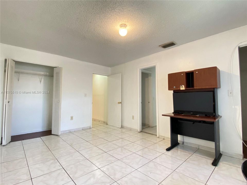 Active With Contract: $2,000 (3 beds, 2 baths, 1232 Square Feet)